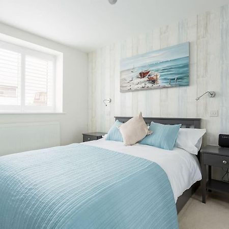 Stunning 2 Bed Apartment, Fabulous Sea View & 2 Minutes To Beach With Parking Bournemouth Bagian luar foto