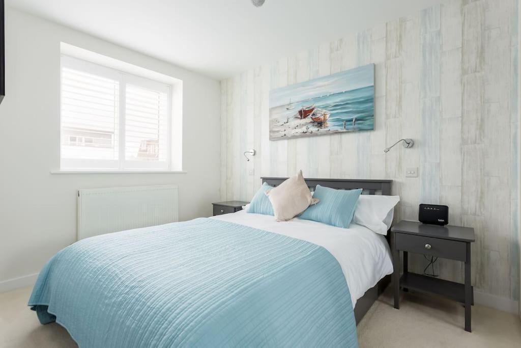 Stunning 2 Bed Apartment, Fabulous Sea View & 2 Minutes To Beach With Parking Bournemouth Bagian luar foto