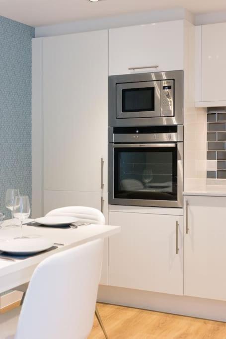 Stunning 2 Bed Apartment, Fabulous Sea View & 2 Minutes To Beach With Parking Bournemouth Bagian luar foto