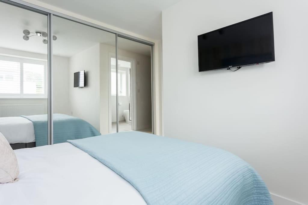 Stunning 2 Bed Apartment, Fabulous Sea View & 2 Minutes To Beach With Parking Bournemouth Bagian luar foto