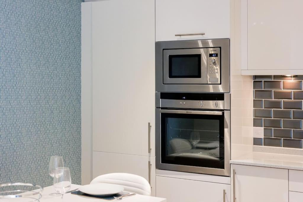 Stunning 2 Bed Apartment, Fabulous Sea View & 2 Minutes To Beach With Parking Bournemouth Bagian luar foto