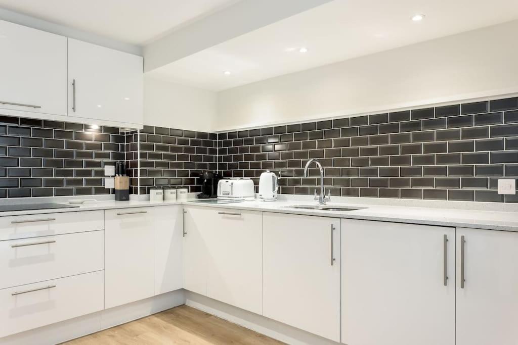 Stunning 2 Bed Apartment, Fabulous Sea View & 2 Minutes To Beach With Parking Bournemouth Bagian luar foto