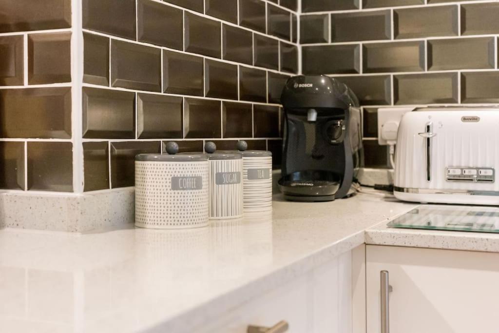 Stunning 2 Bed Apartment, Fabulous Sea View & 2 Minutes To Beach With Parking Bournemouth Bagian luar foto