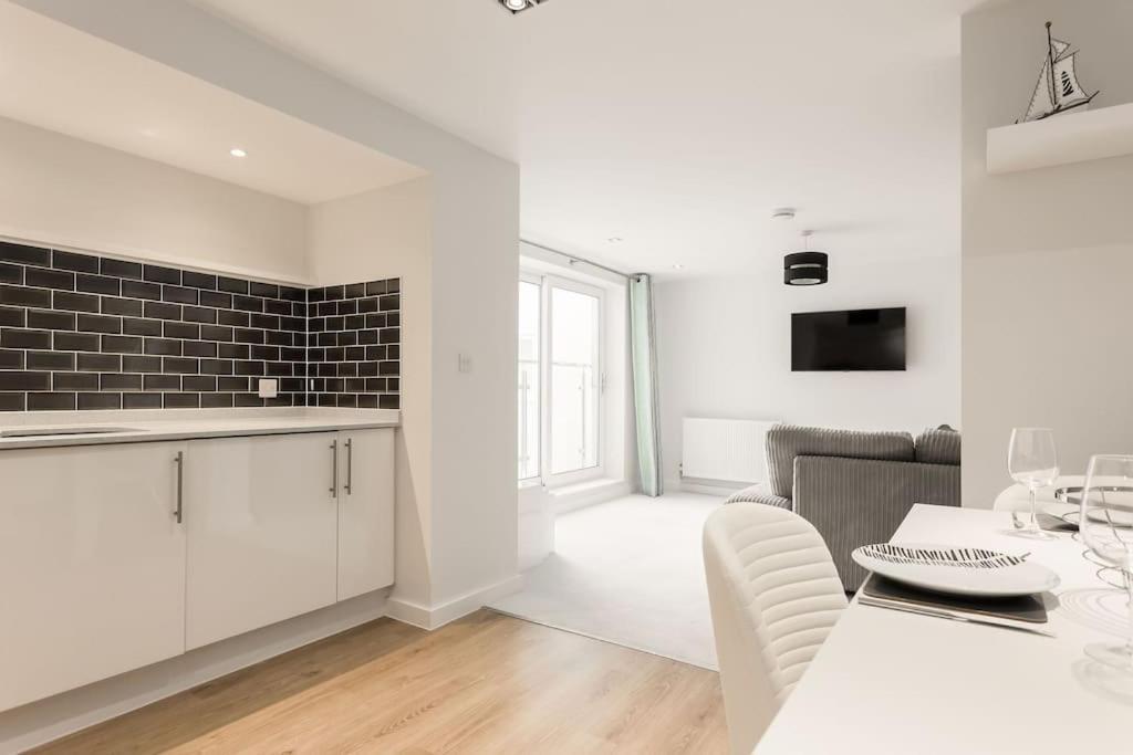 Stunning 2 Bed Apartment, Fabulous Sea View & 2 Minutes To Beach With Parking Bournemouth Bagian luar foto