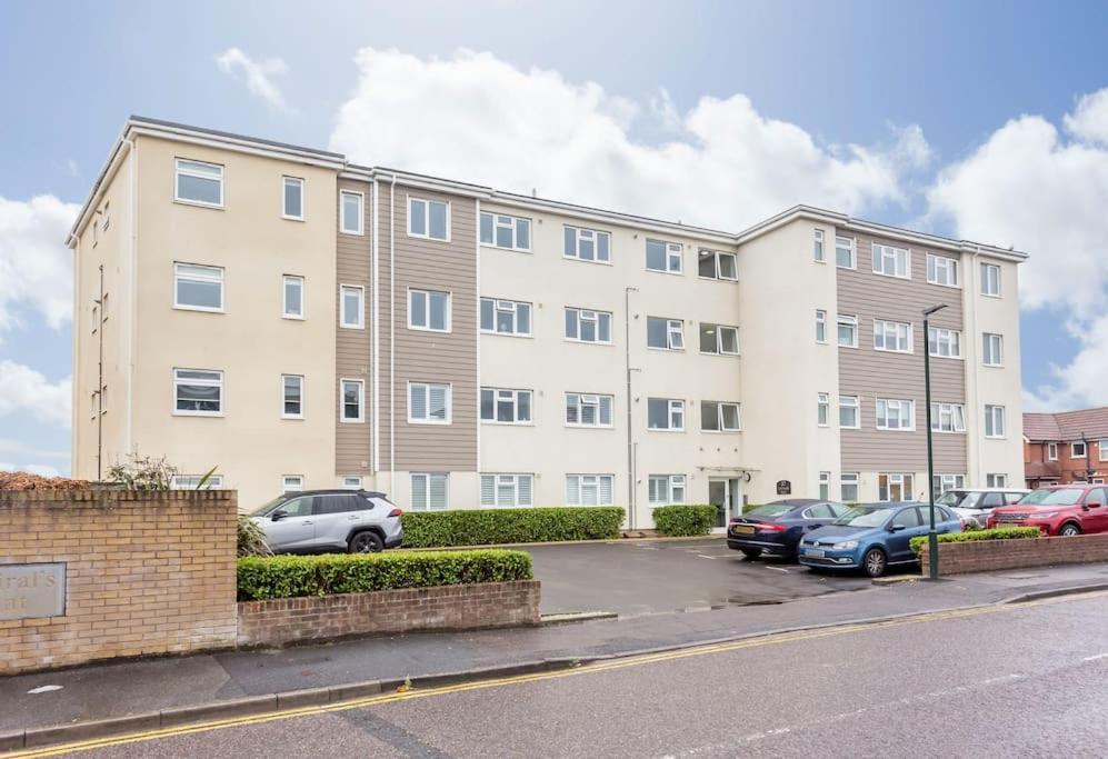 Stunning 2 Bed Apartment, Fabulous Sea View & 2 Minutes To Beach With Parking Bournemouth Bagian luar foto
