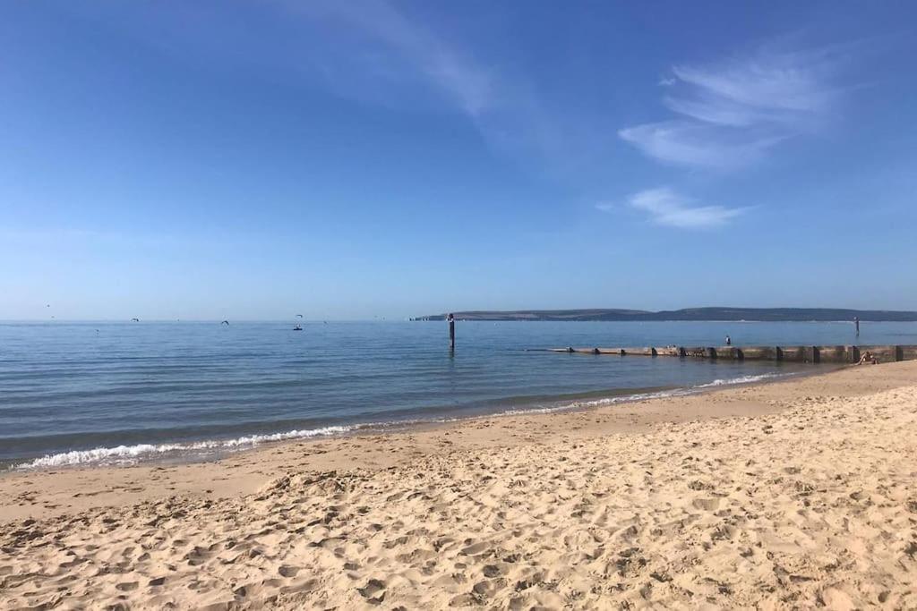 Stunning 2 Bed Apartment, Fabulous Sea View & 2 Minutes To Beach With Parking Bournemouth Bagian luar foto