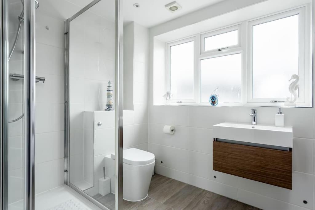 Stunning 2 Bed Apartment, Fabulous Sea View & 2 Minutes To Beach With Parking Bournemouth Bagian luar foto