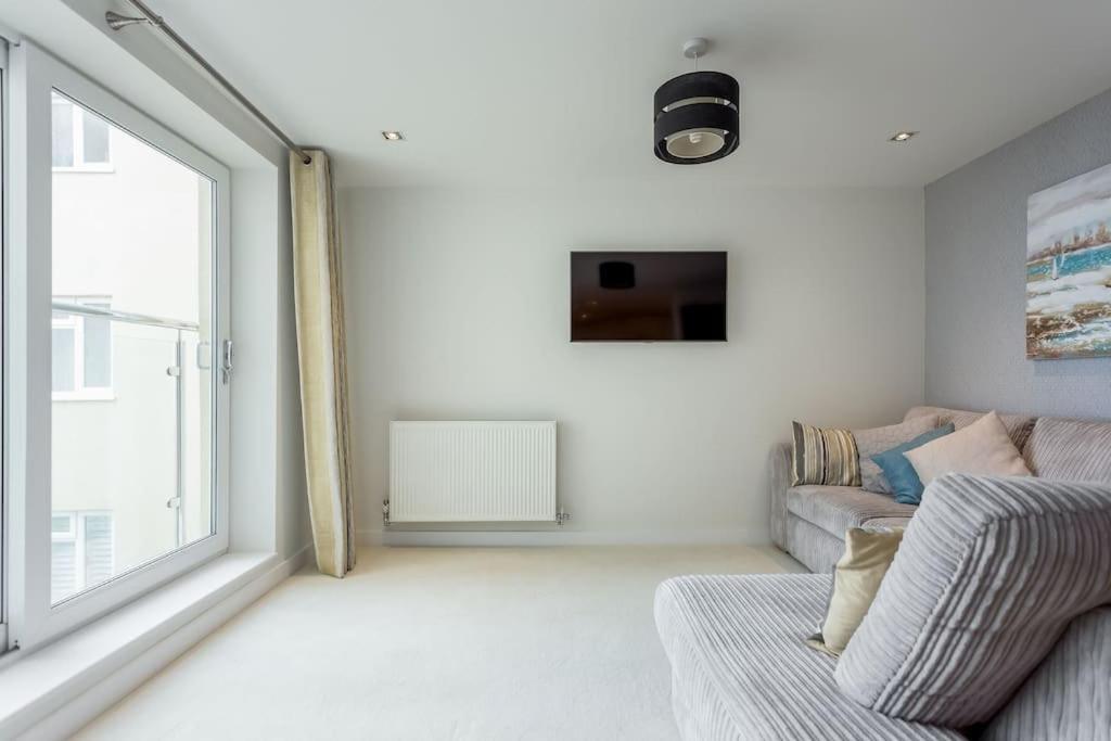 Stunning 2 Bed Apartment, Fabulous Sea View & 2 Minutes To Beach With Parking Bournemouth Bagian luar foto