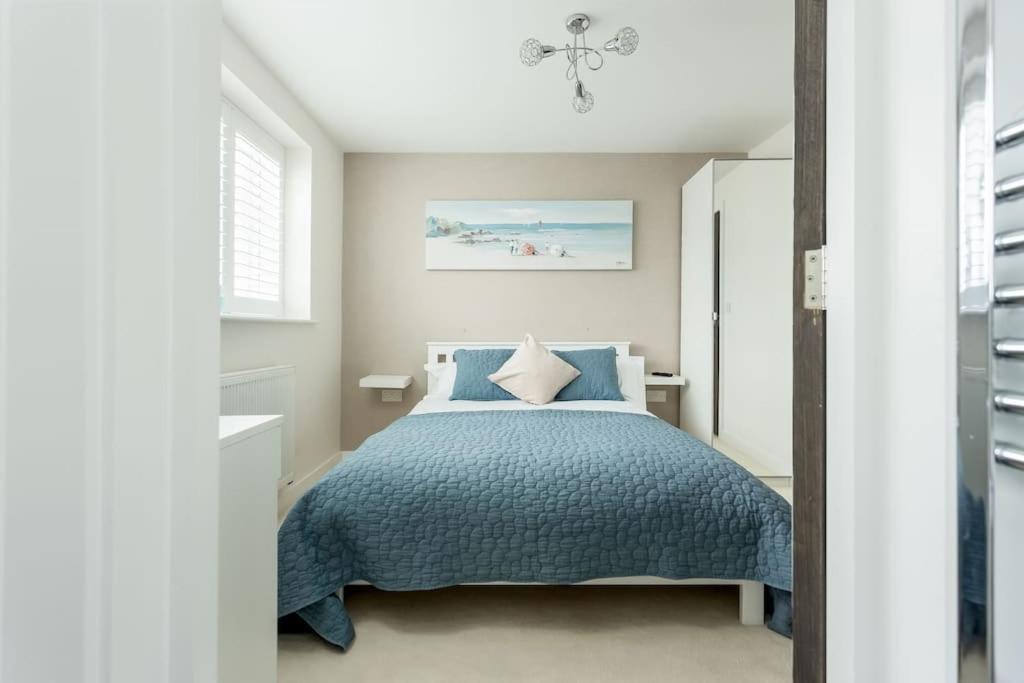 Stunning 2 Bed Apartment, Fabulous Sea View & 2 Minutes To Beach With Parking Bournemouth Bagian luar foto