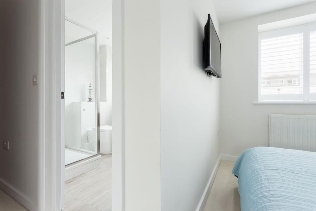 Stunning 2 Bed Apartment, Fabulous Sea View & 2 Minutes To Beach With Parking Bournemouth Bagian luar foto