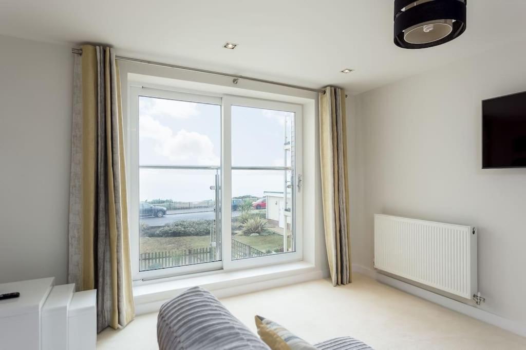 Stunning 2 Bed Apartment, Fabulous Sea View & 2 Minutes To Beach With Parking Bournemouth Bagian luar foto