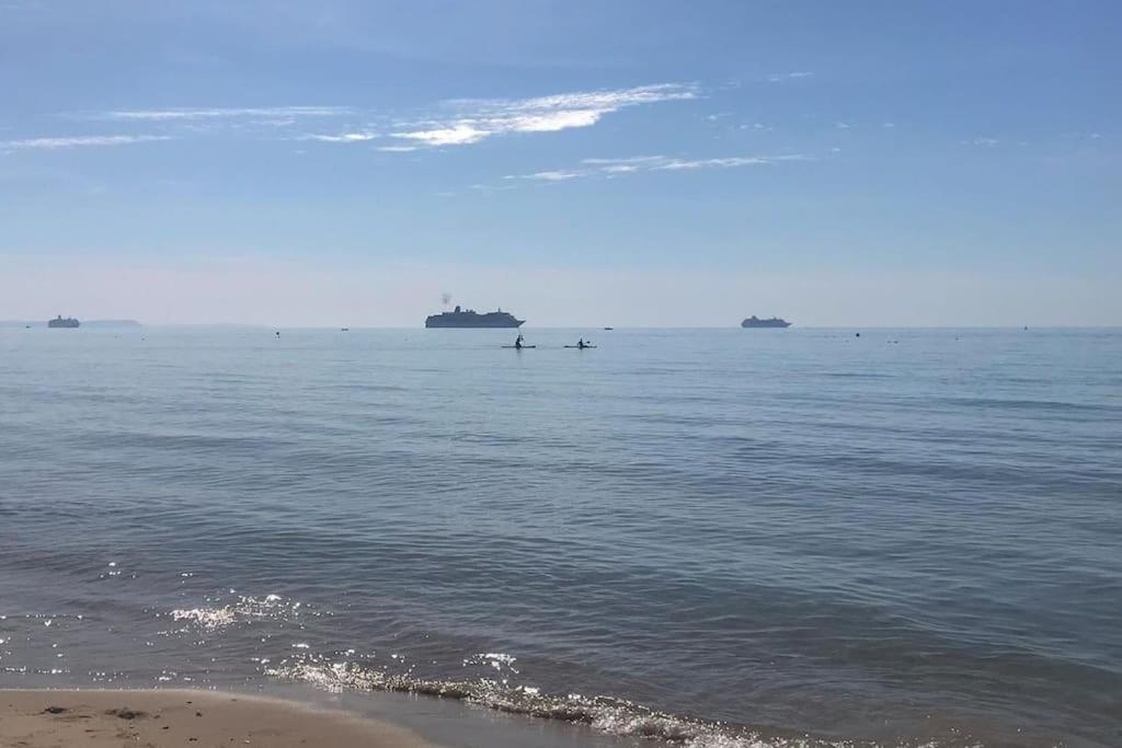 Stunning 2 Bed Apartment, Fabulous Sea View & 2 Minutes To Beach With Parking Bournemouth Bagian luar foto