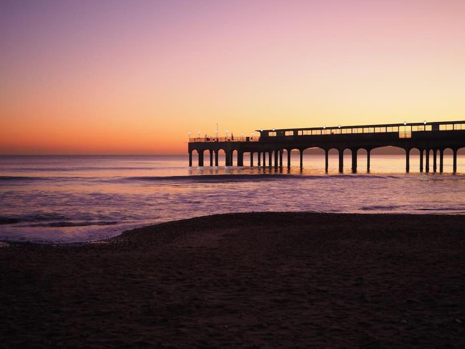 Stunning 2 Bed Apartment, Fabulous Sea View & 2 Minutes To Beach With Parking Bournemouth Bagian luar foto